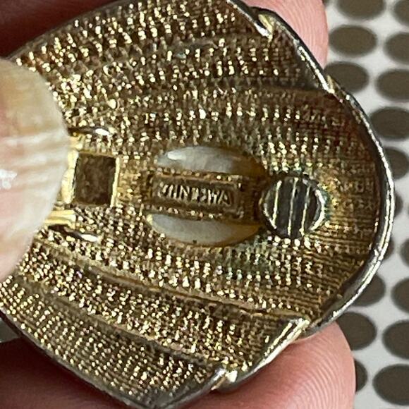 Vintage JIIN HWA Signed Black Enamel Cabochon Clip On Earrings B#18 - Picture 5 of 9